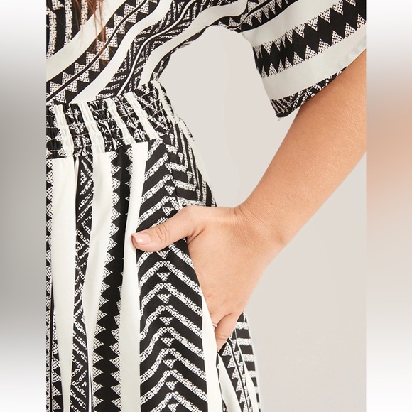 BloomChic Plus Size Solid Geometric Dolman Sleeve Pocket Shirred Split Hem Dress - Picture 5 of 8